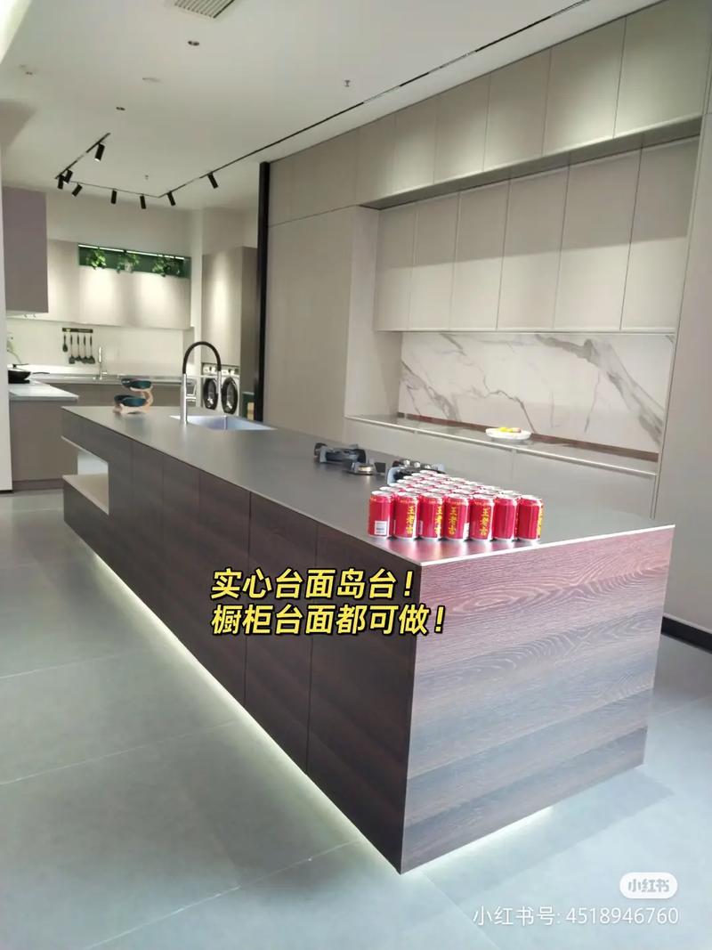不銹鋼櫥柜與實心島臺 重塑現代廚房的定制美學